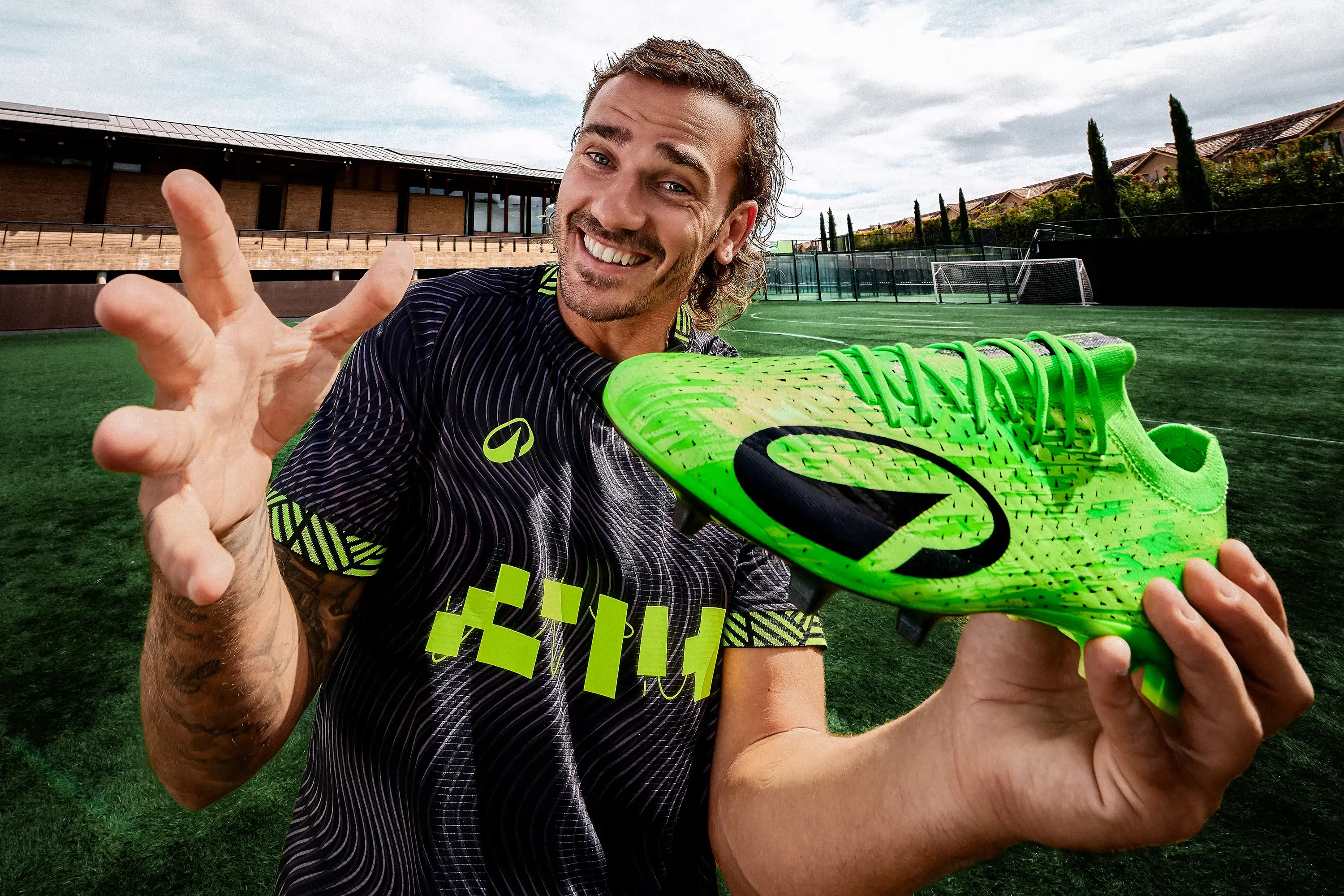 Antoine Griezmann com chuteiras clr
