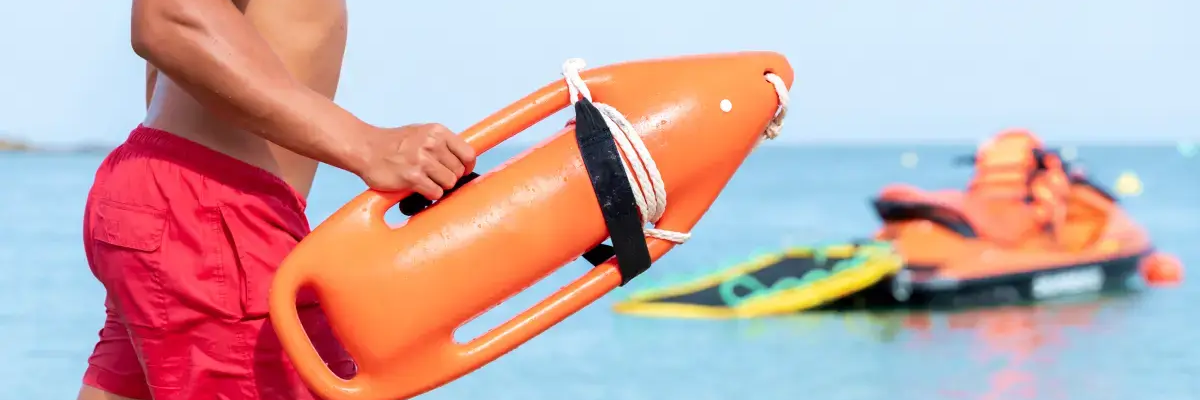Ratownik z bojką ratunkową na plaży
