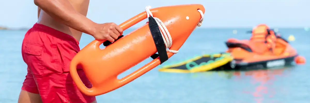 Ratownik z bojką na plaży