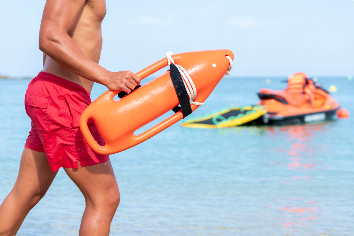 Ratownik z bojką na plaży