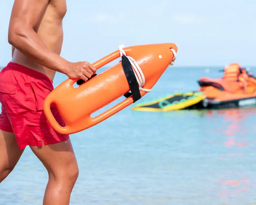 Ratownik z bojką ratunkową na plaży