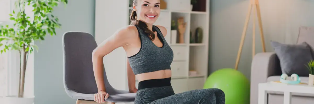Kobieta ćwicząca pilates na krześle