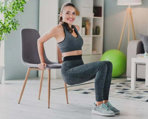 Kobieta ćwicząca pilates na krześle