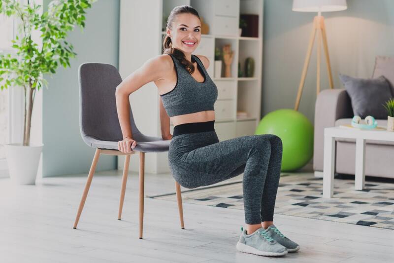 Ćwiczenia pilates na krześle – jak wykorzystać krzesło?