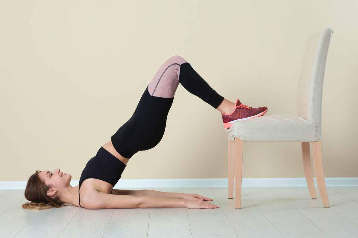 Kobieta ćwicząca pilates z krzesłem
