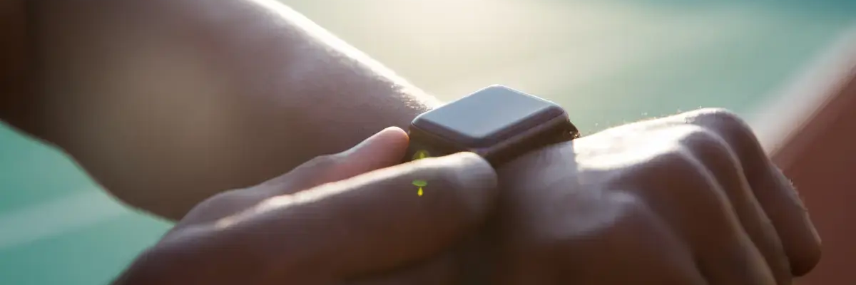 Osoba naciskająca smartwatch na ręku