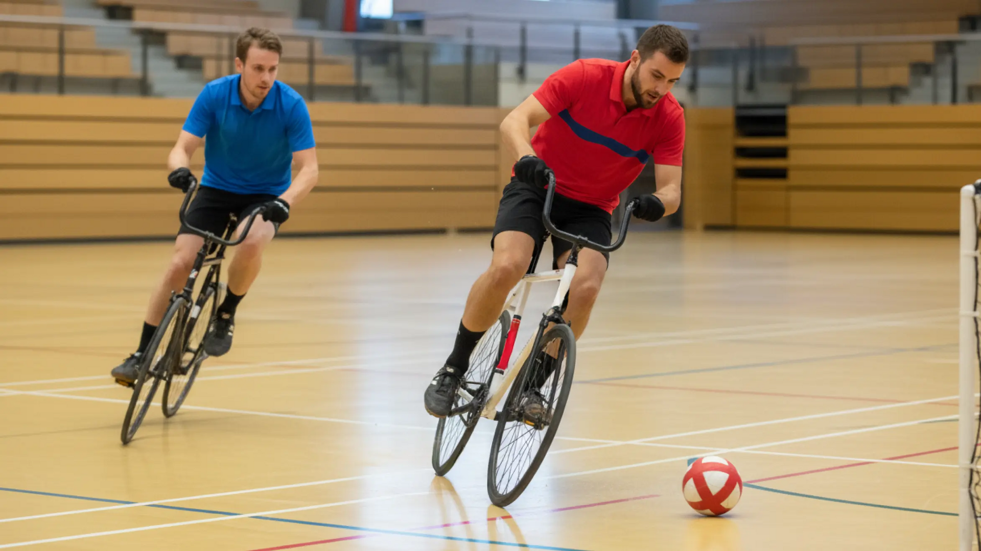 Mężczyźni na rowerach na sali grający w piłkę rowerową