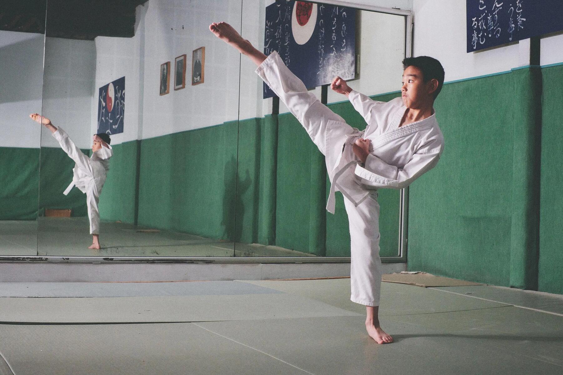Chłopiec trenujący karate
