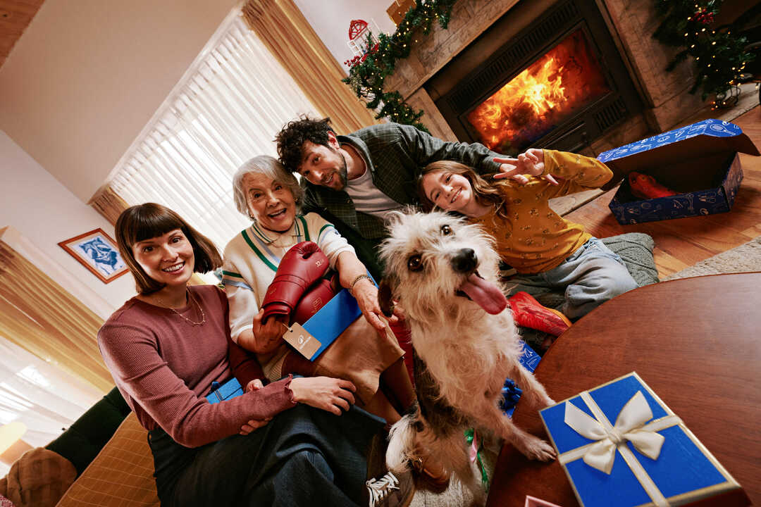 Družina odpira darila.