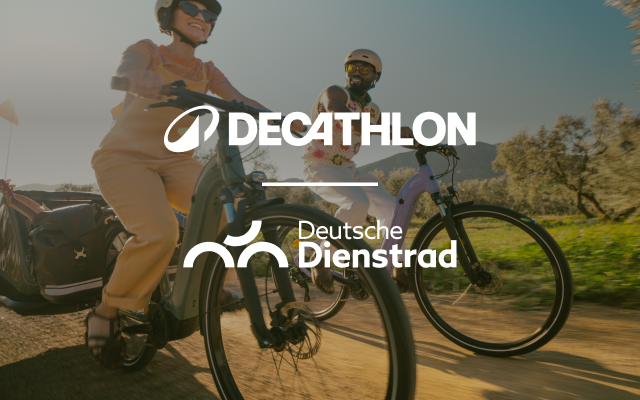 Zwei Menschen auf E-Bikes, lachend. Im Vordergrund Decathlon und Deutsche Dienstrad Logo