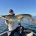 Pêcheur avec un gros brochet dans les mains