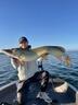 Pêcheur de brochet sur un bateau