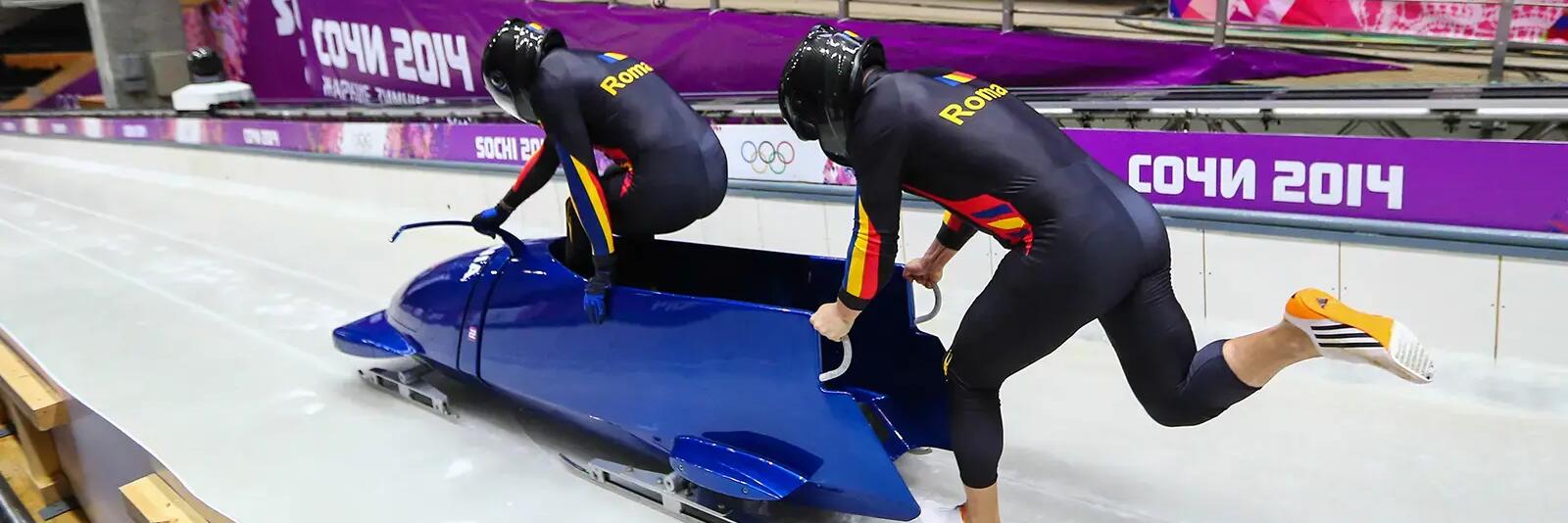 Mężczyźni wsiadający do bobsleja