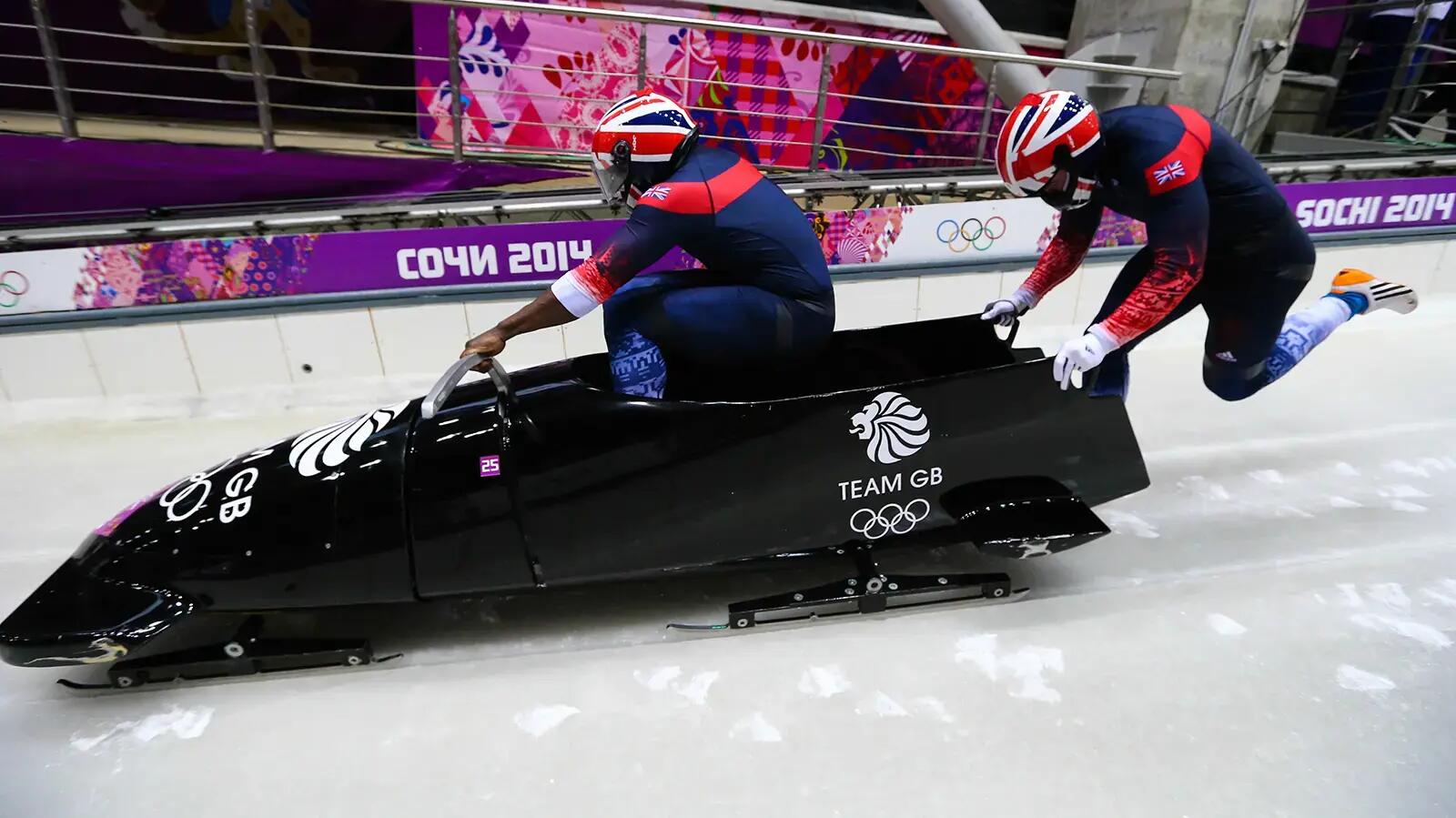 Mężczyźni wsiadają do bobsleja