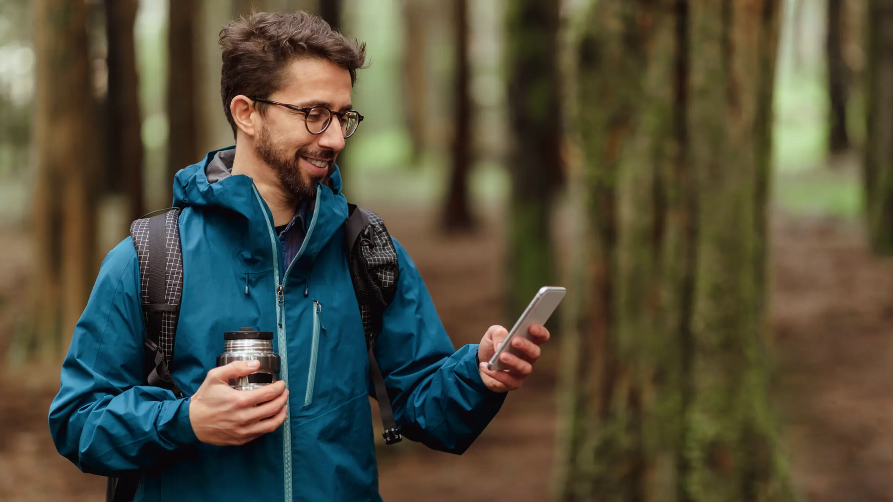 Mężczyzna trzymający w ręku telefon