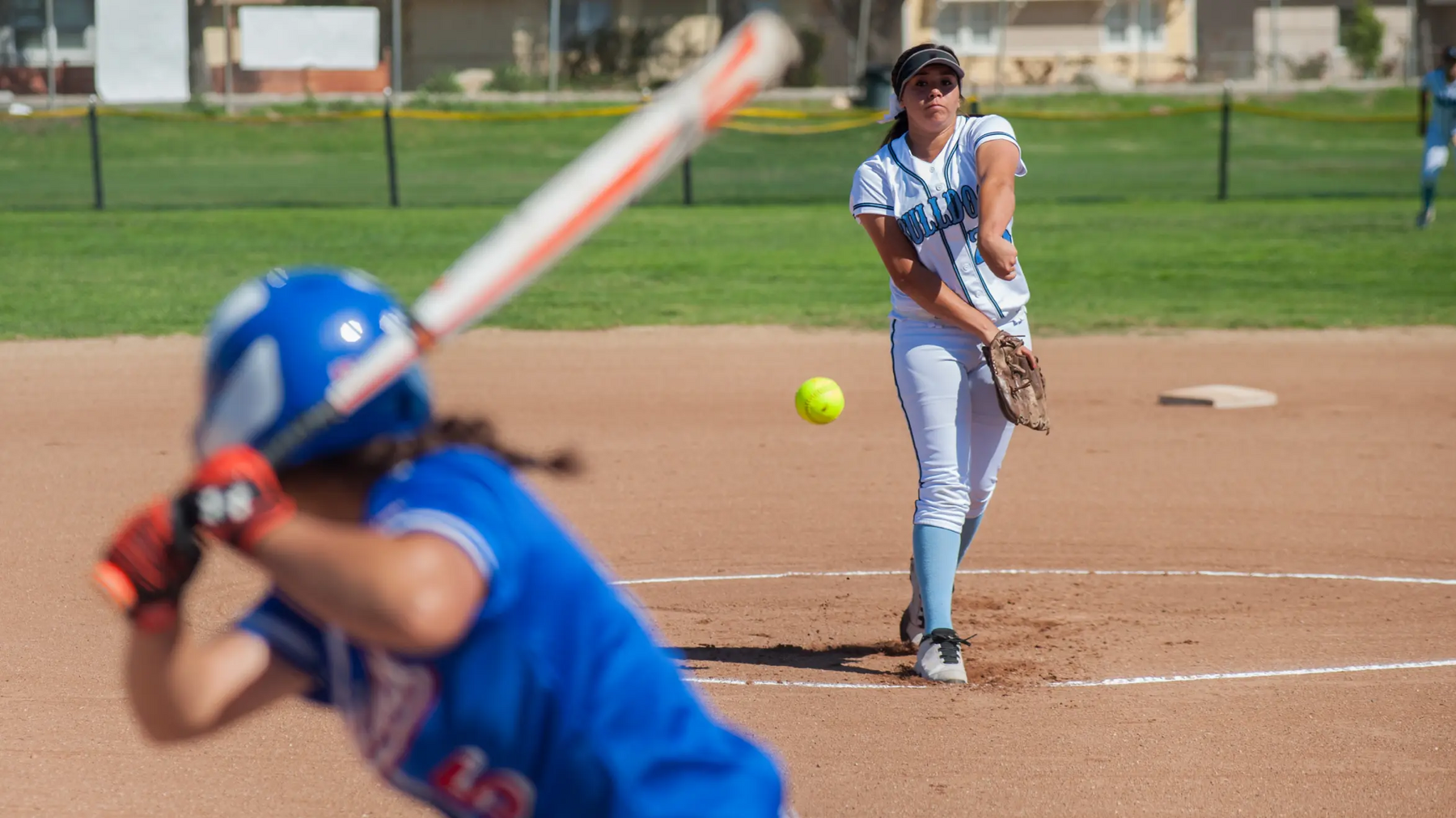 Kobiety-grające-w-softball-na-boisku