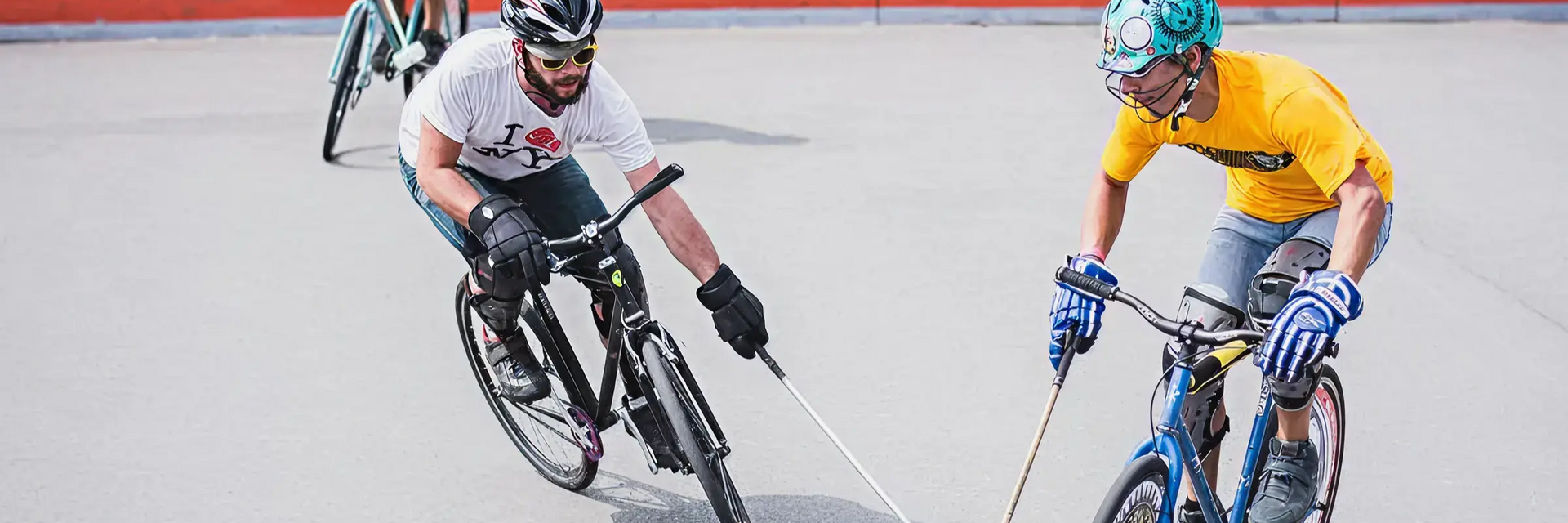 Mężczyźni grający w bike polo na rowerach