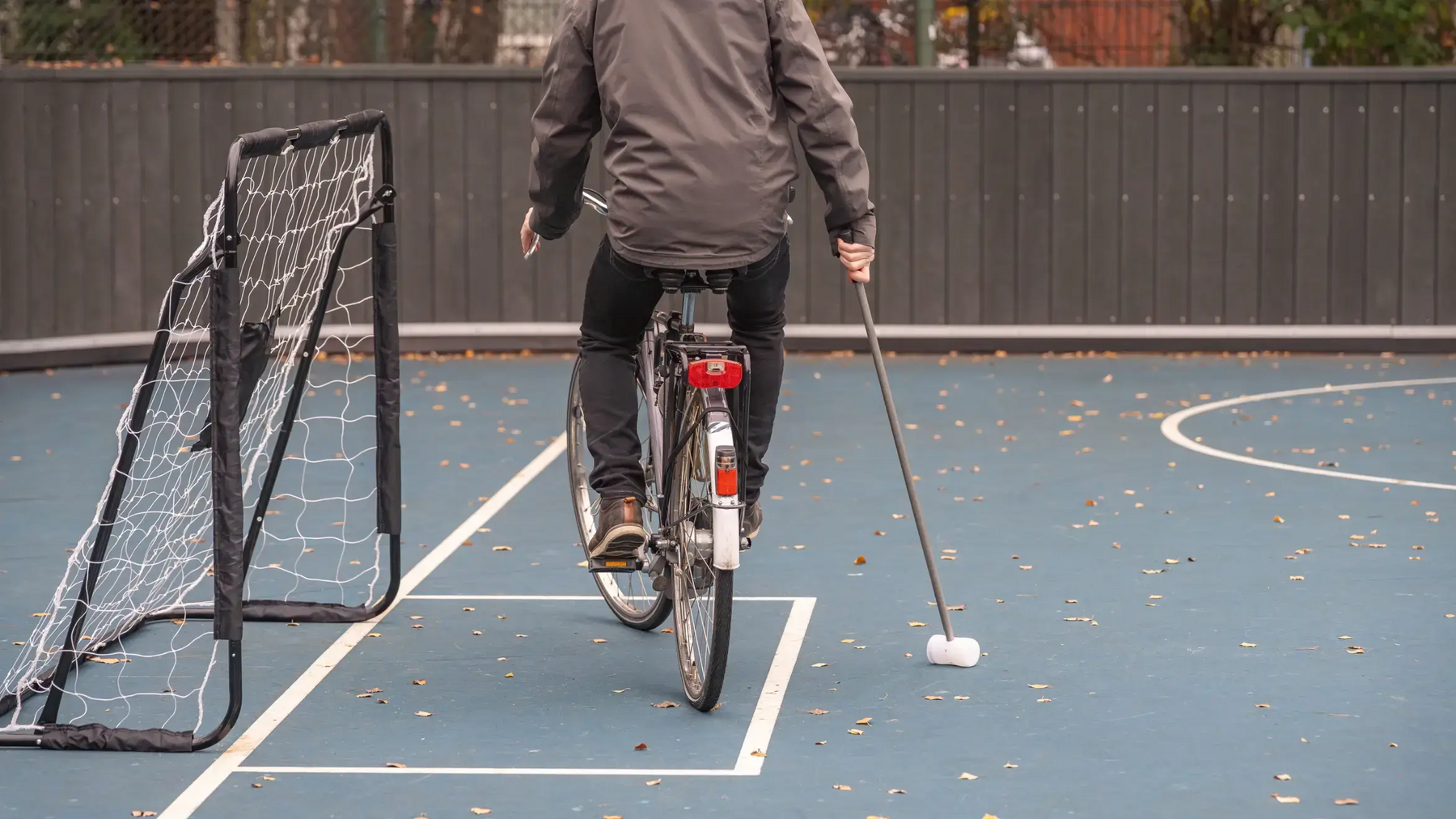 Mężczyzna na rowerze grający w bike polo