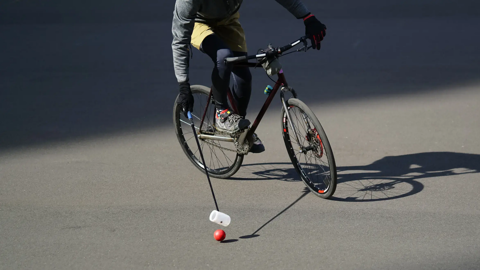 Mężczyzna na rowerze grający w bike polo