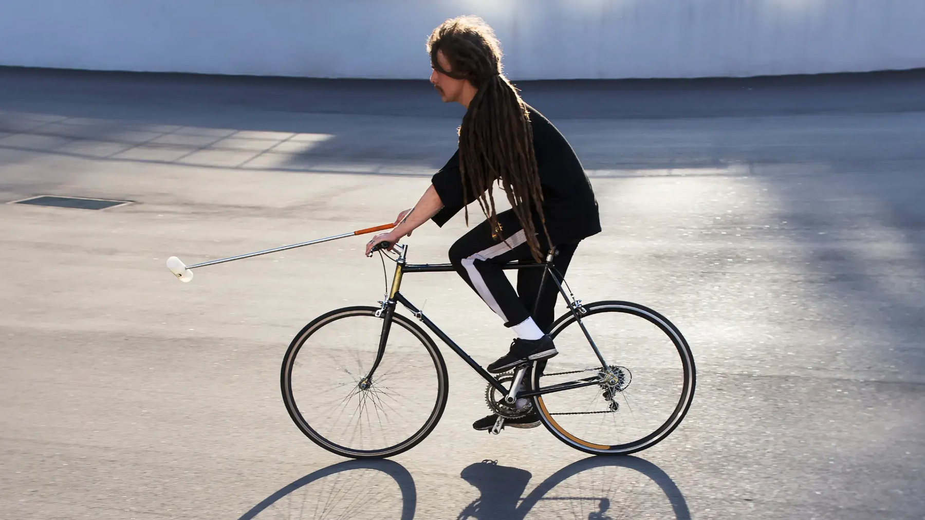 Mężczyzna na rowerze grający w bike polo