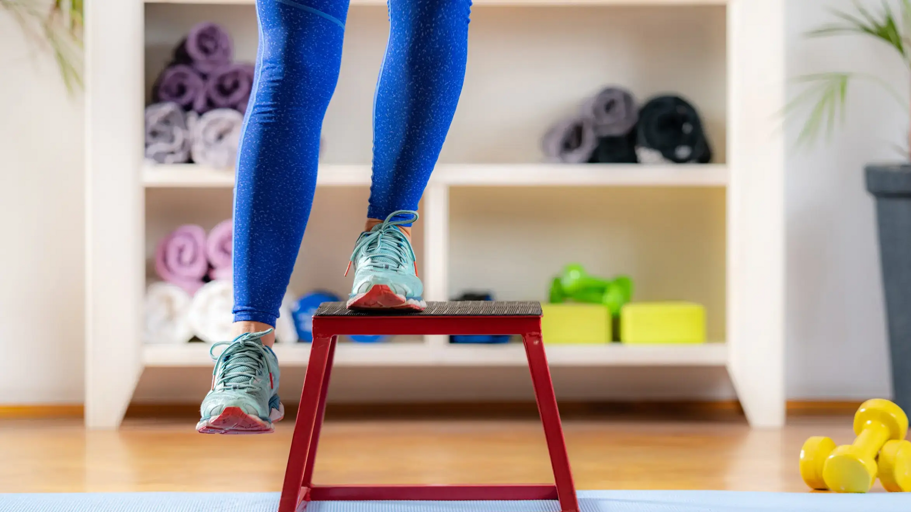 Kobieta ćwicząca na stepie w stroju sportowym