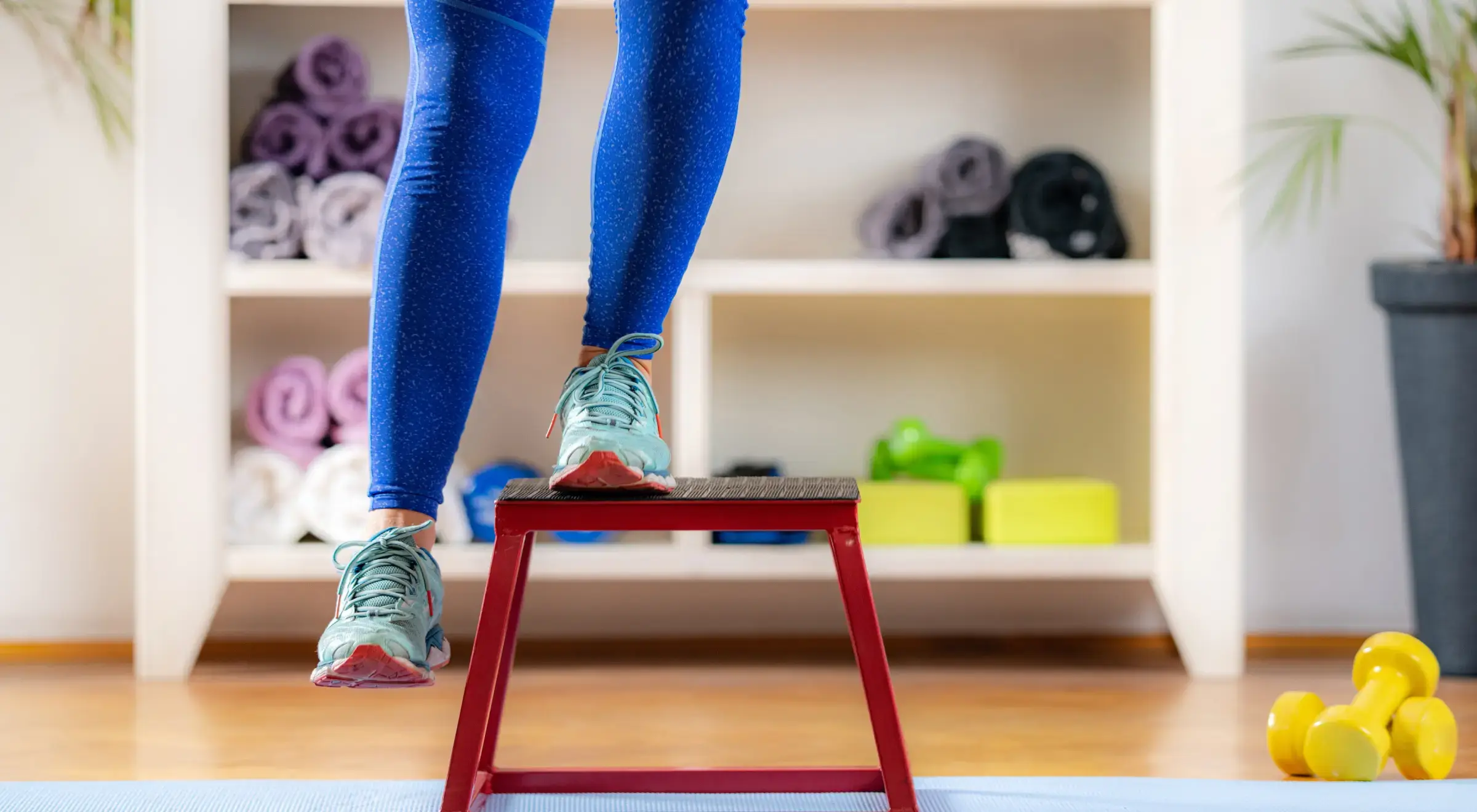 Ćwierćprzysiady jednonóż na stepie (Poliquin Step Ups). Czym są?