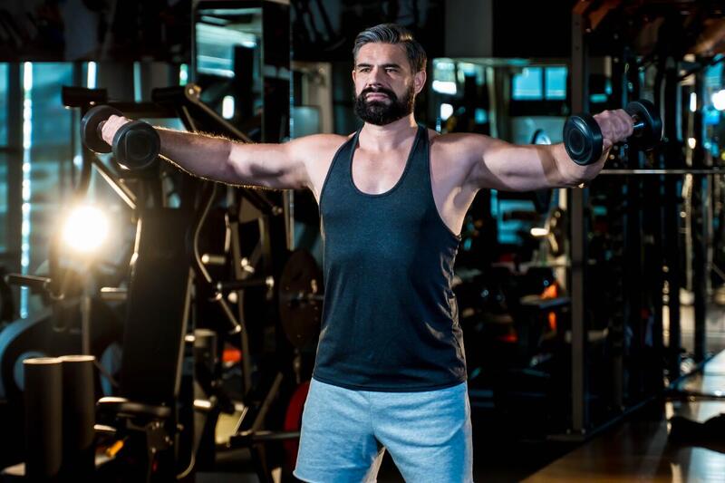 Wznosy bokiem (Poliquin Lateral Raise) – co to za ćwiczenie?
