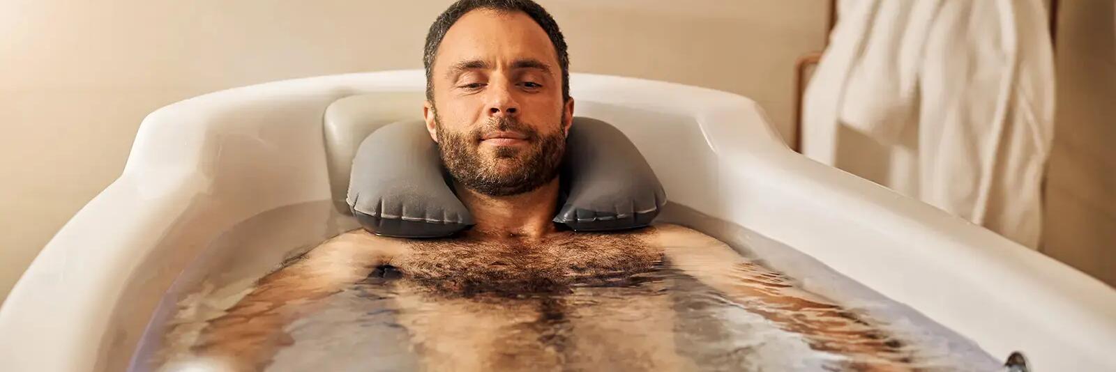 Mężczyzna korzystający z hydroterapii