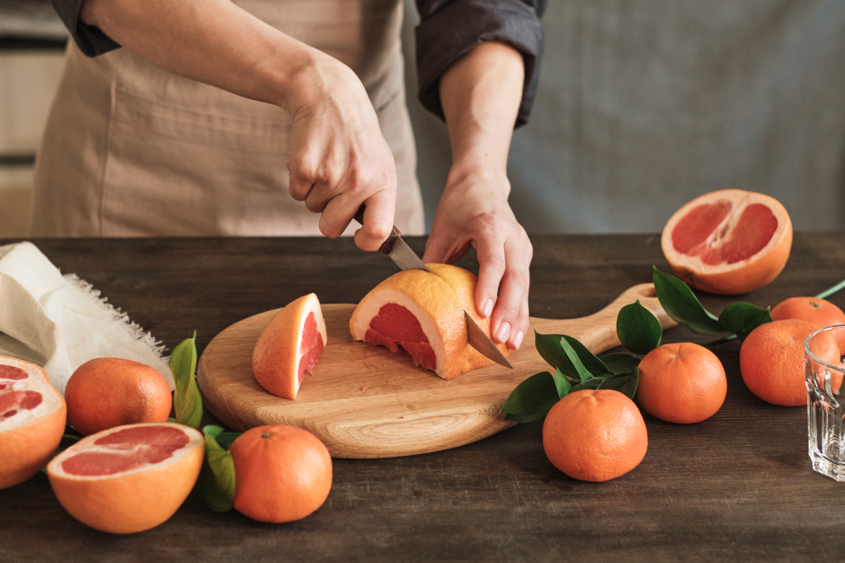 Kobieta krojąca grejpfruty