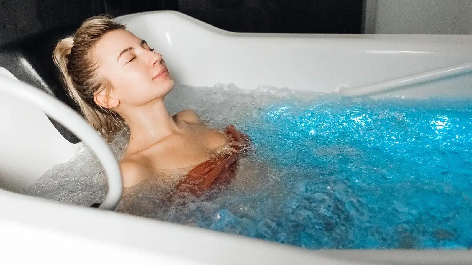 Kobieta na hydromasażu