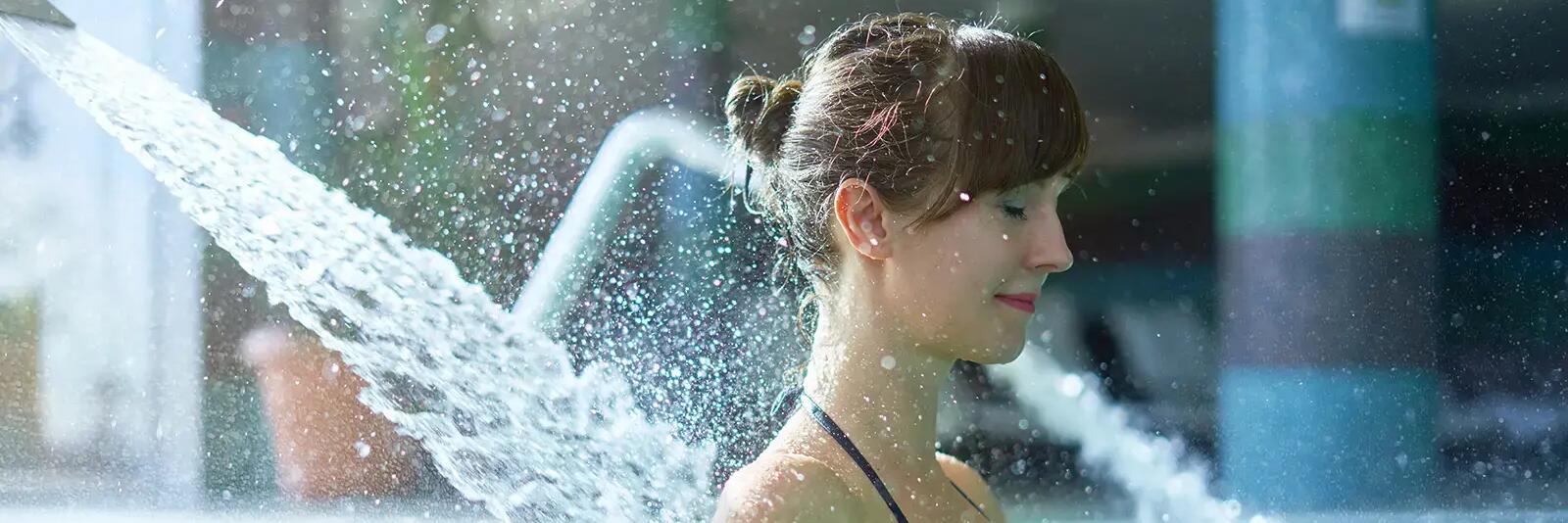 Kobieta korzystająca z hydromasażu