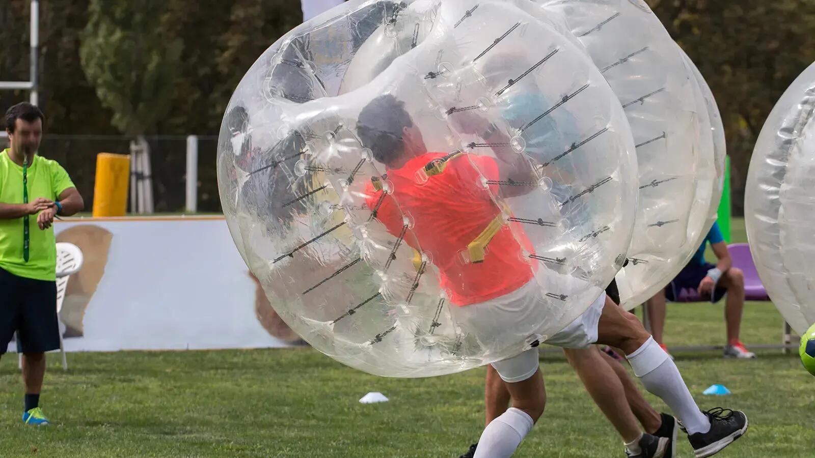 Mężczyźni grający w bubble football