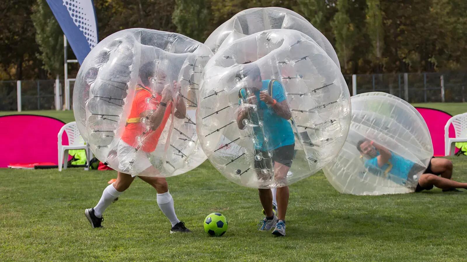 Mężczyźni grający w bubble football