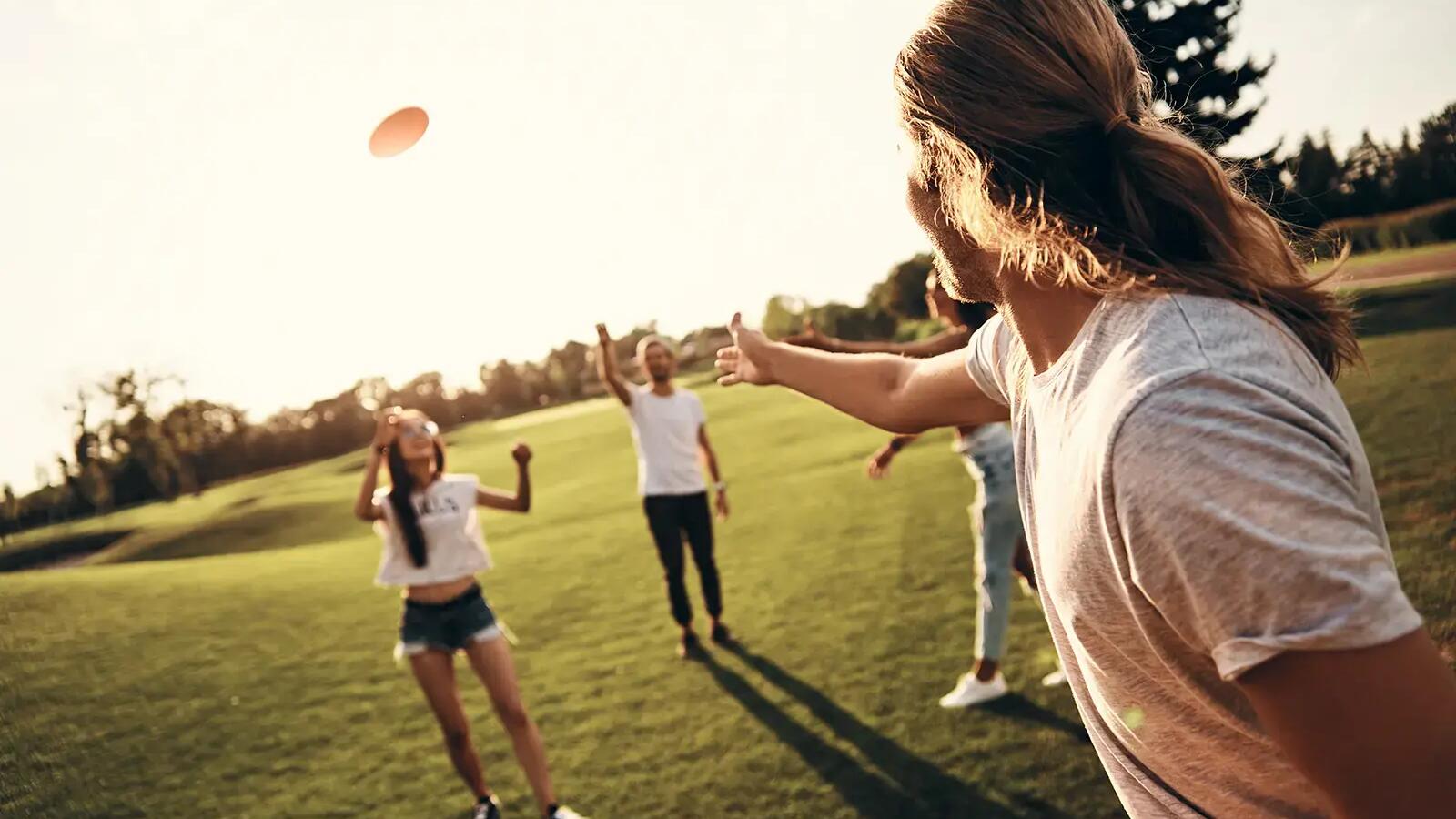 Znajomi grający w ultimate frisbee