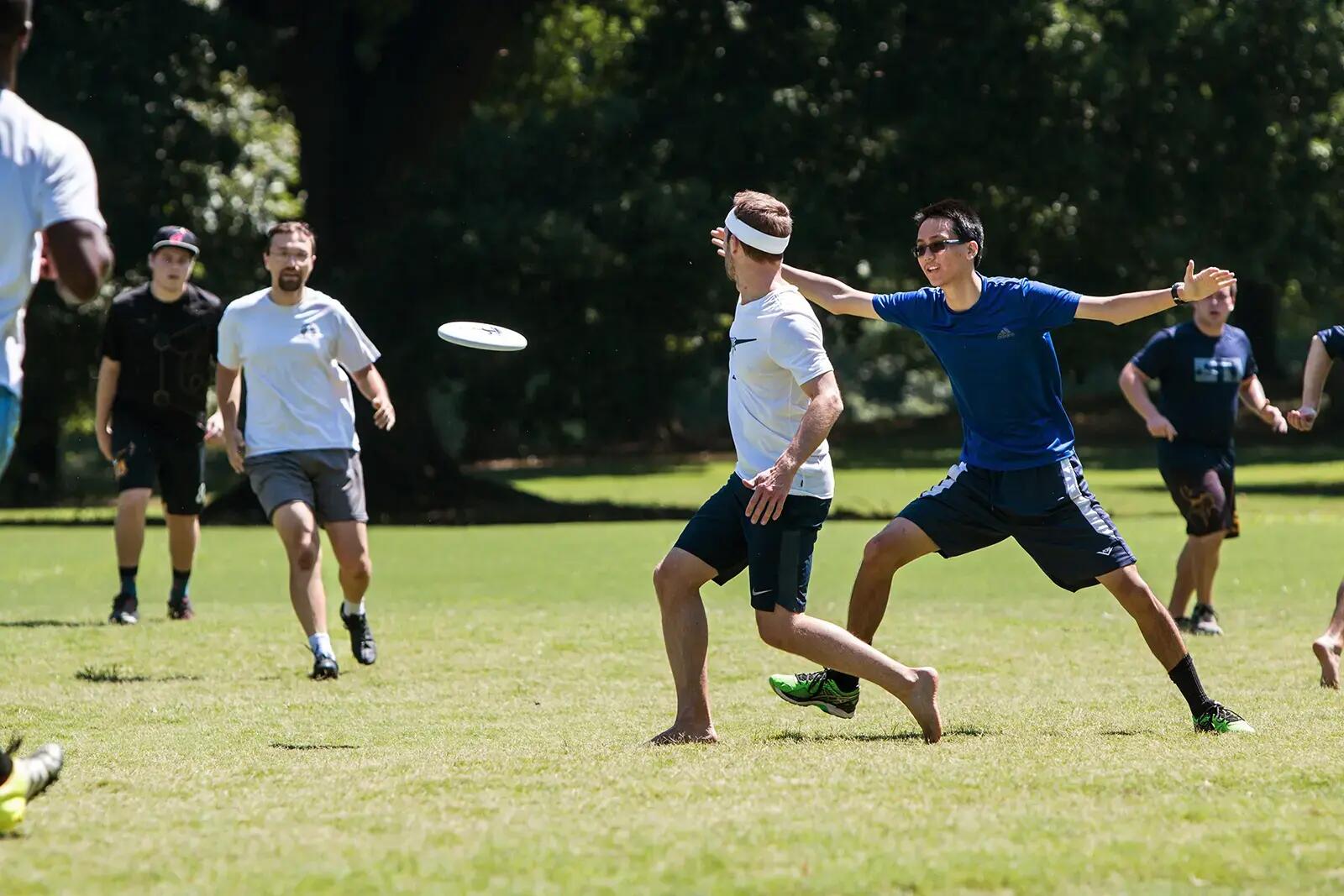 Mężczyźni trenujący ultimate frisbee