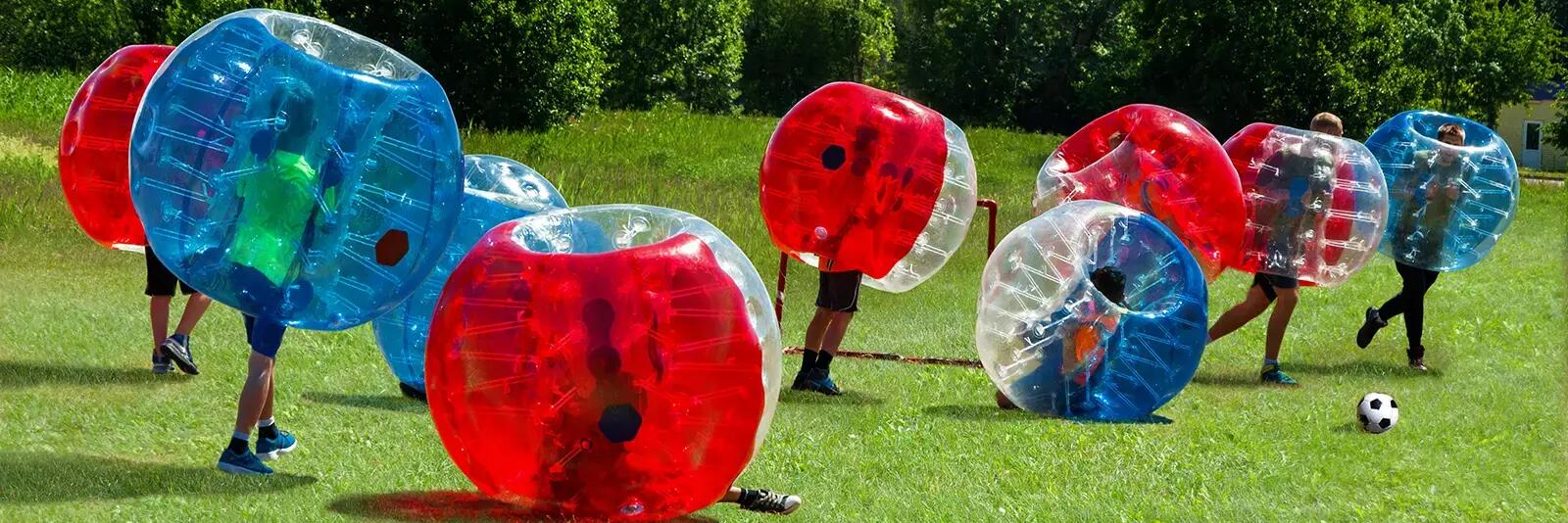 Mężczyźni grający w bubble football