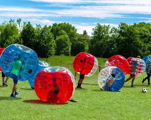 Bubble football – czym jest piłka nożna w dmuchanych kulach?