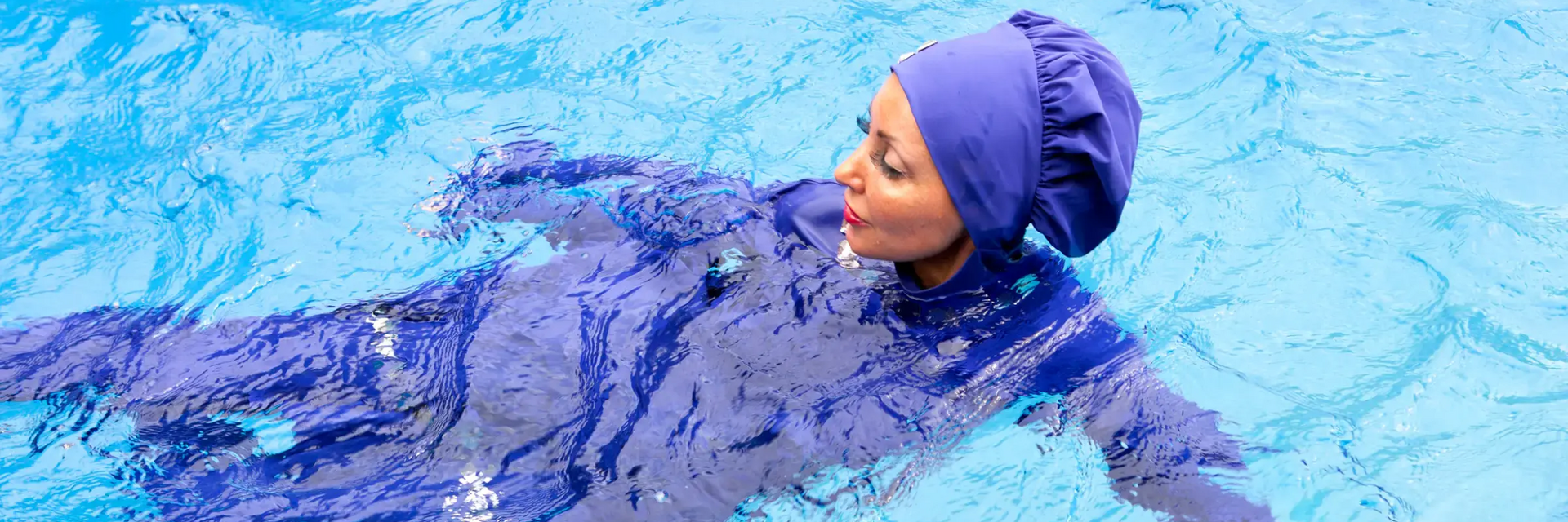 Kobieta pływająca w burkini