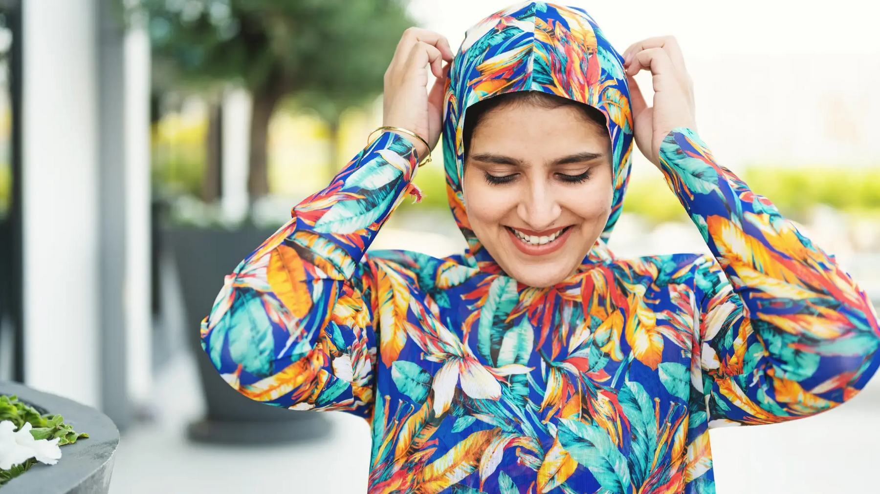 Kobieta ubierająca kaptur w burkini