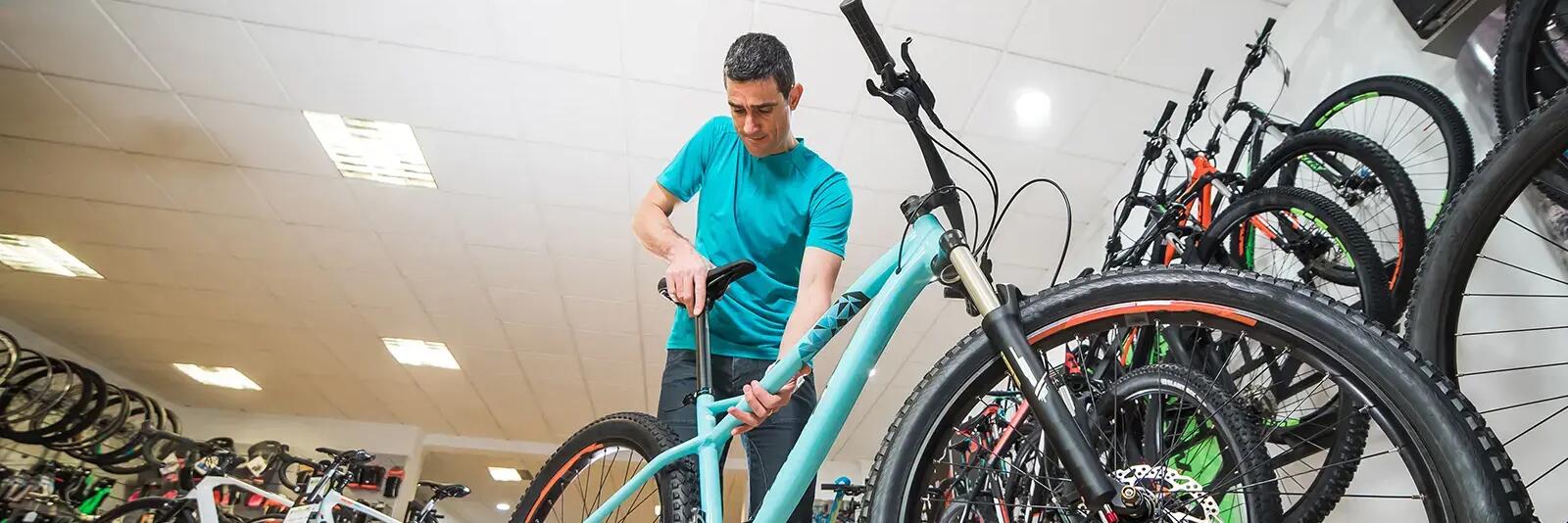 Mężczyzna mierzący mostek rowerowy