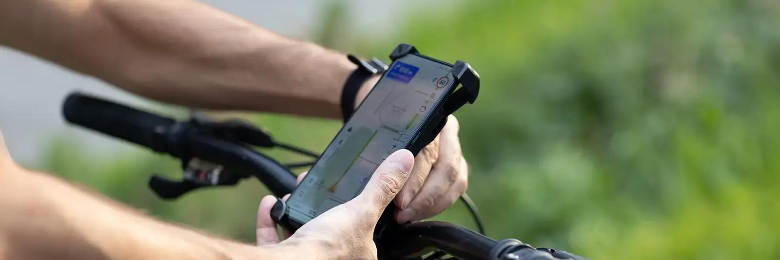 Mężczyzna podłączający rower do dynama