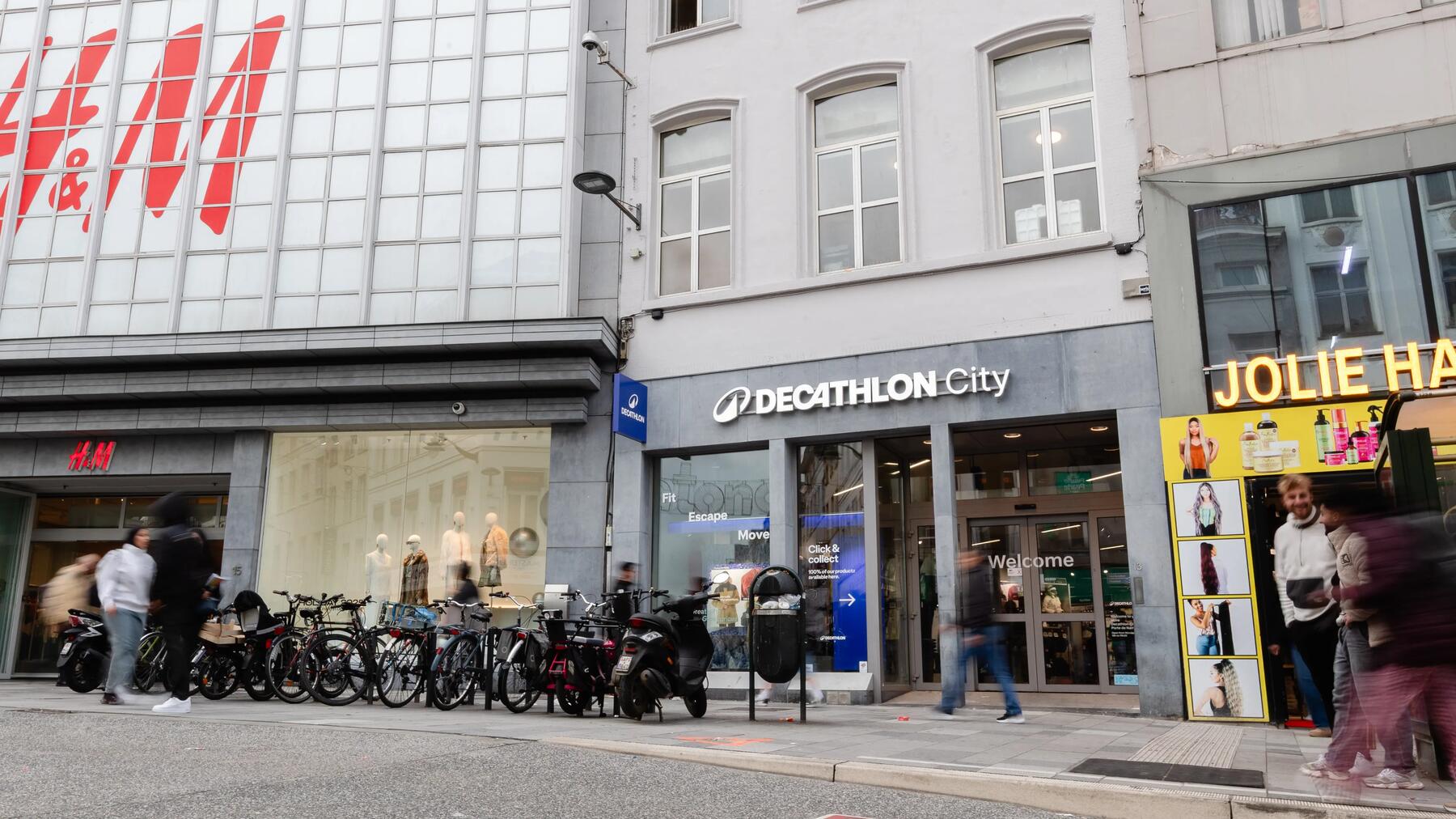 Photographie de la façade du magasin Decathlon CITY situé à la Porte de Namur à Bruxelles