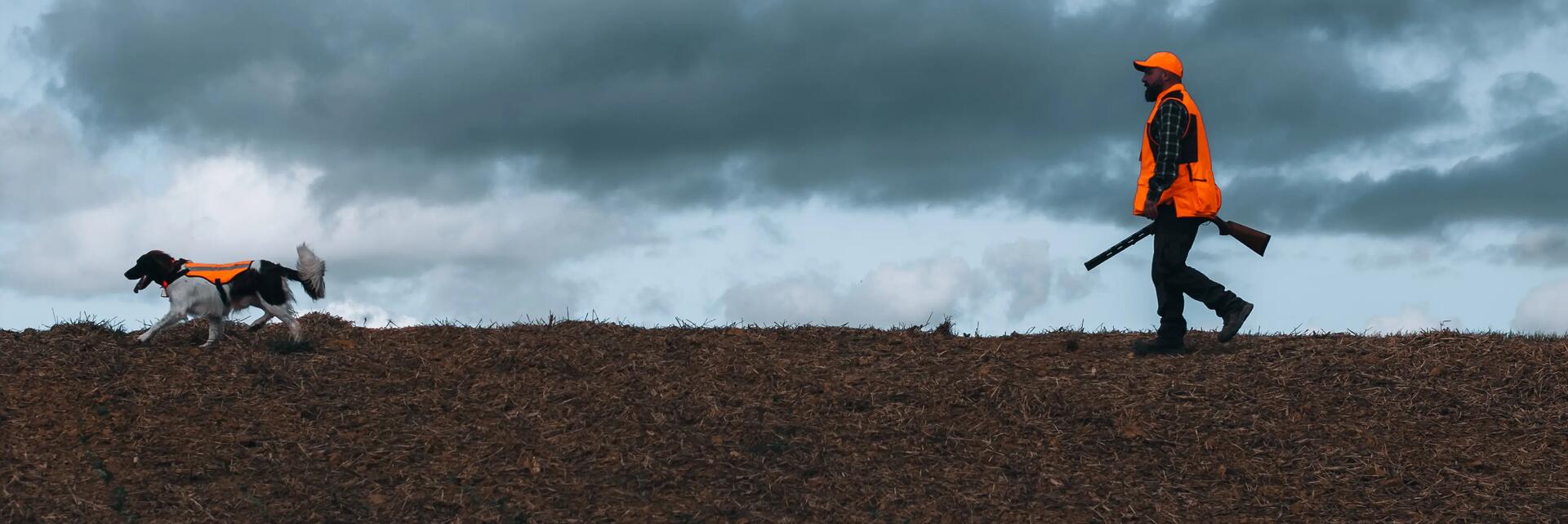 un chasseur à l'Ouverture avec son chien