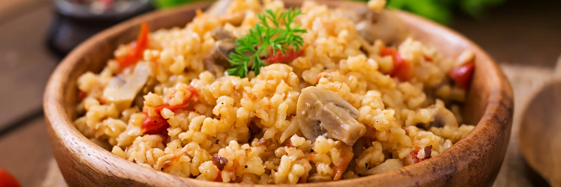 Ryż z warzywami w misce jako propozycja obiadu bez glutenu