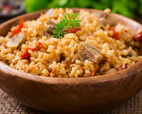 Ryż z warzywami w misce jako propozycja obiadu bez glutenu