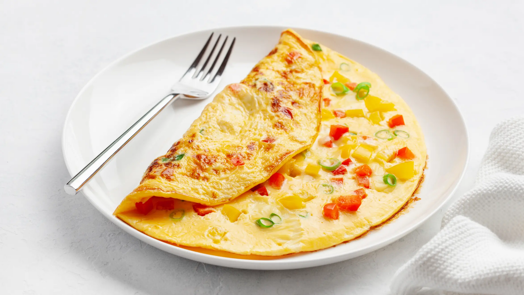 Omlet z widelcem na talerzu
