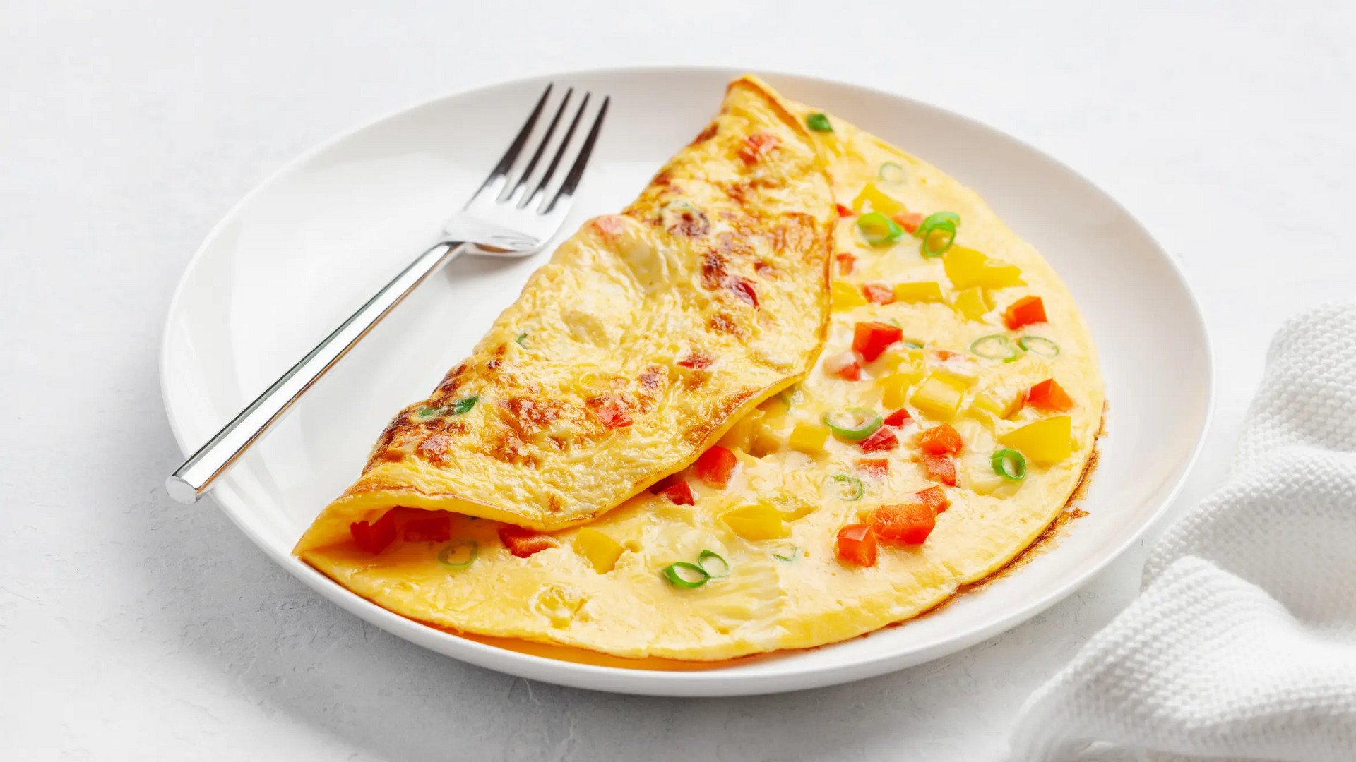Omlet z widelcem na talerzu