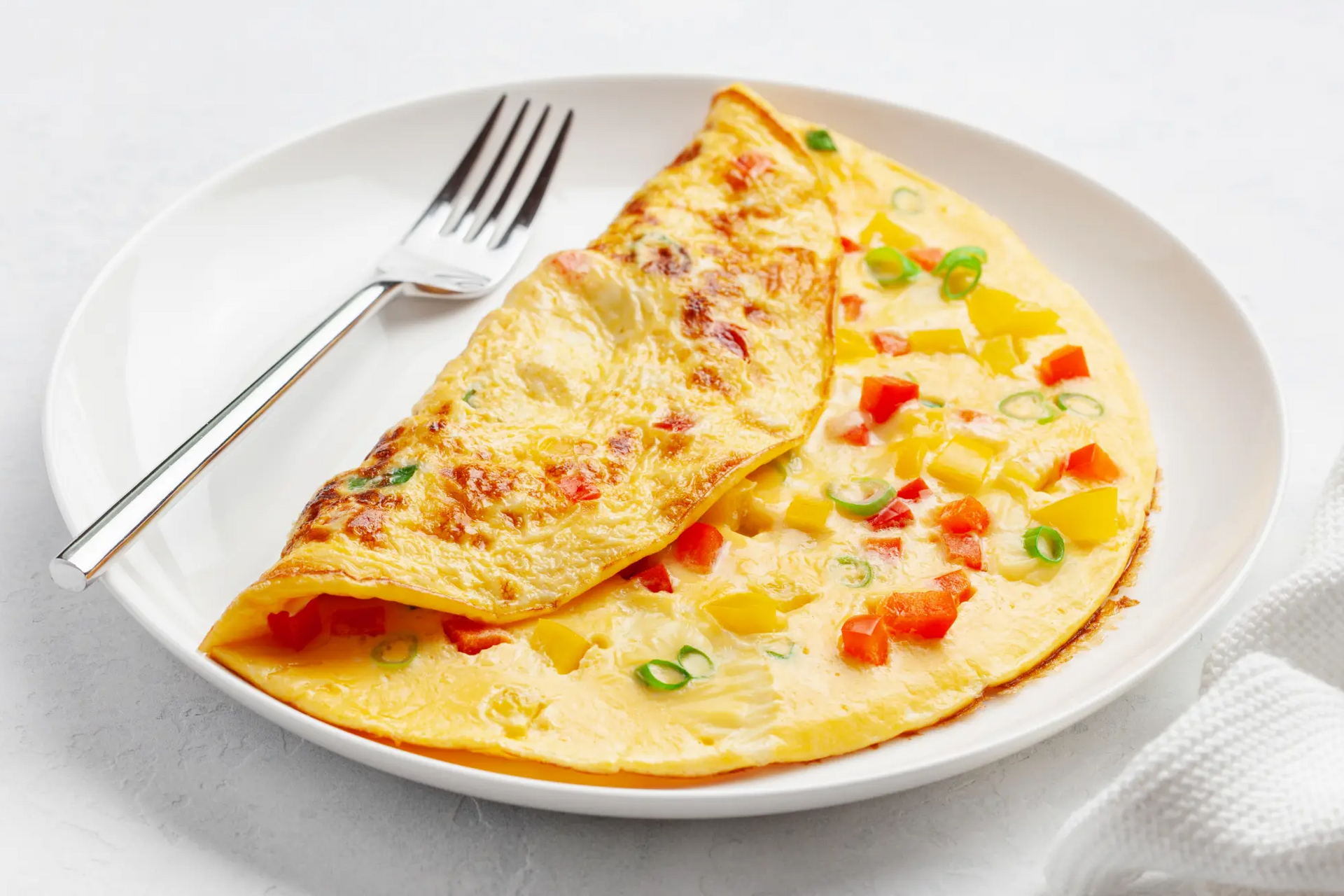 Omlet z widelcem na talerzu