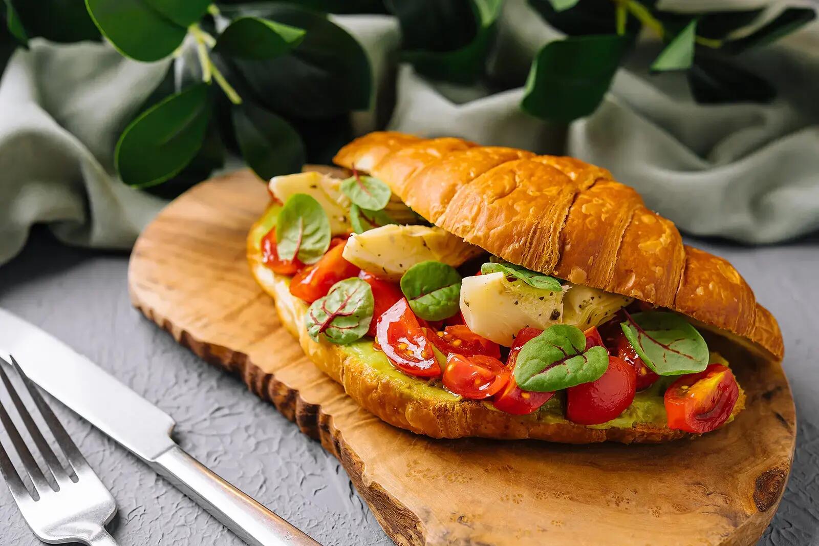 Croissant z warzywami i serem
