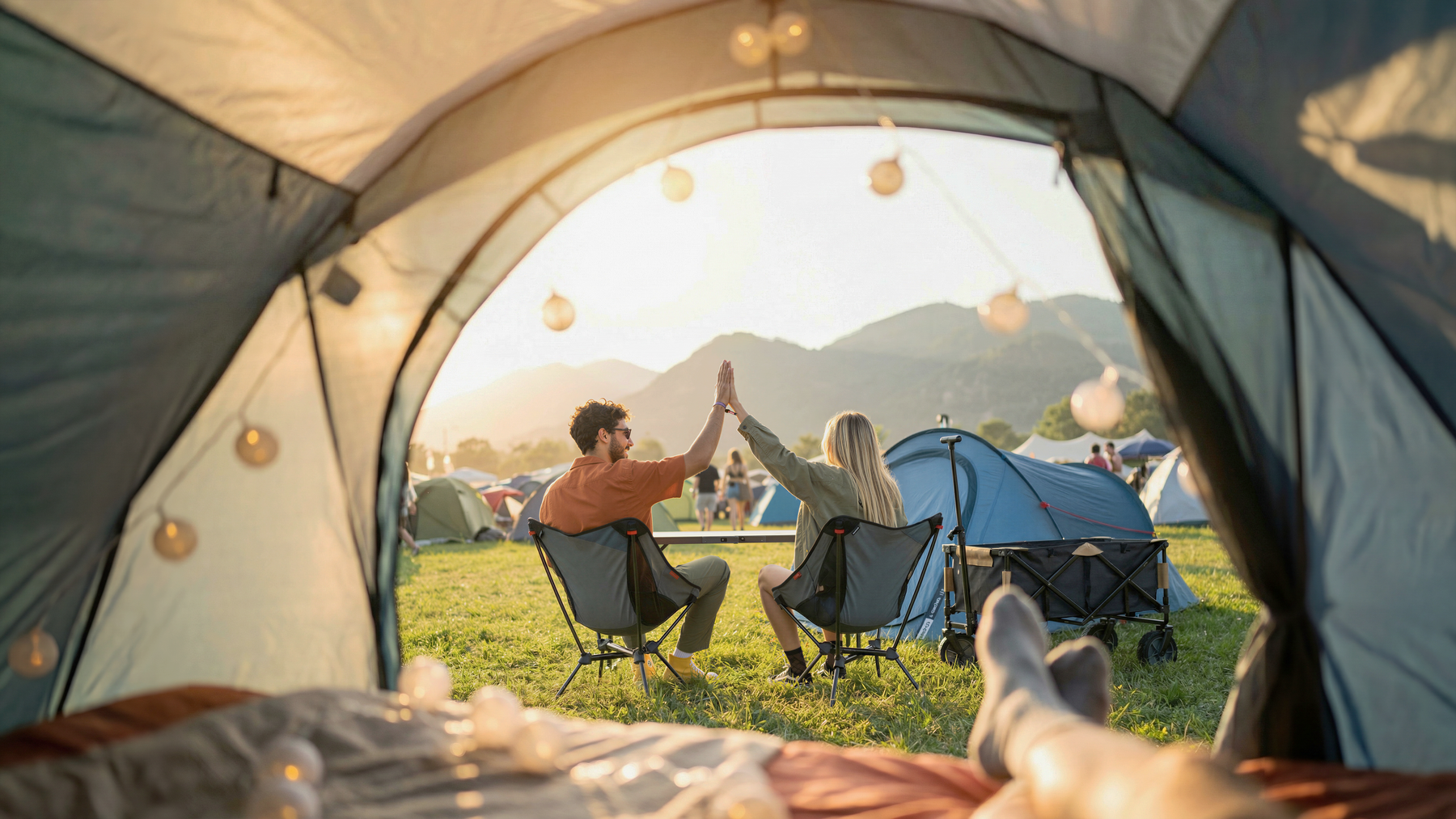 grupo de amigos num acampamento à noite